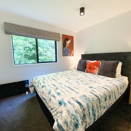 Modern 2-Bedroom Apartment 7-Mins Walk To Queenstown Extérieur photo
